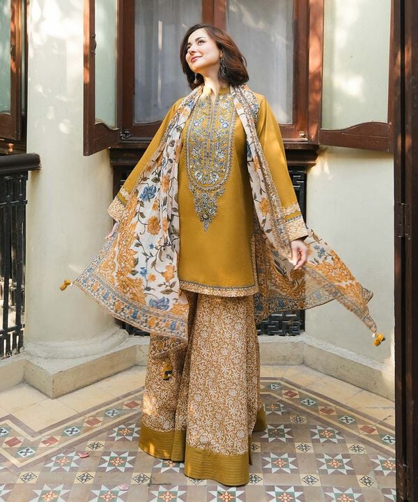 BRAND:*SAPPHIRE* lawn embroidered hit code unstitched 3pc | DC Free on Advance  only